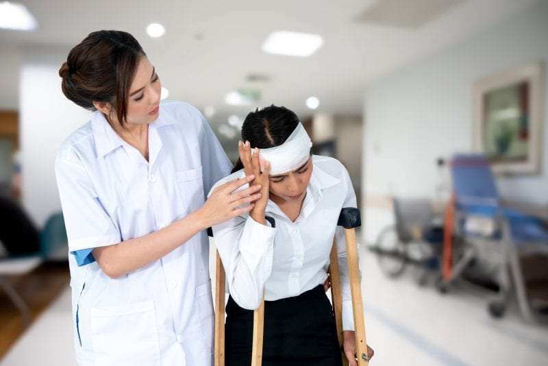 Helping woman with head injury