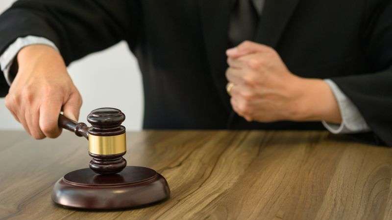 judge slamming gavel